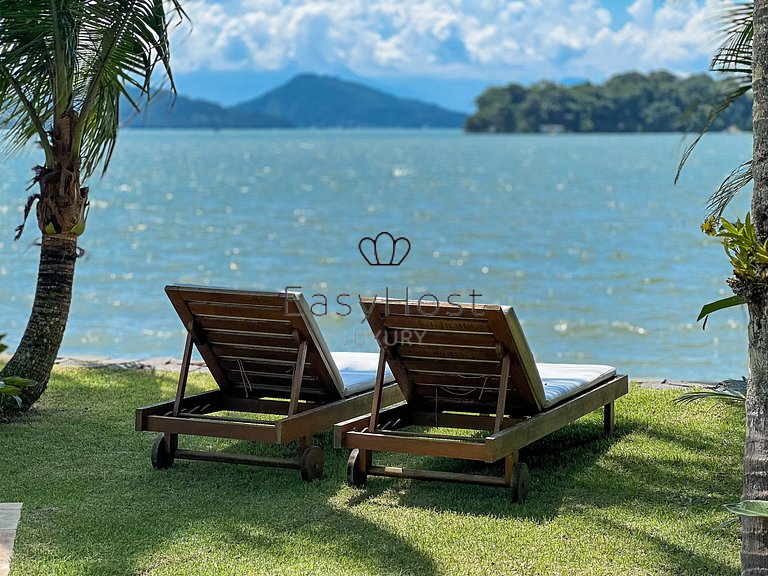Casa pé na areia à venda em Paraty