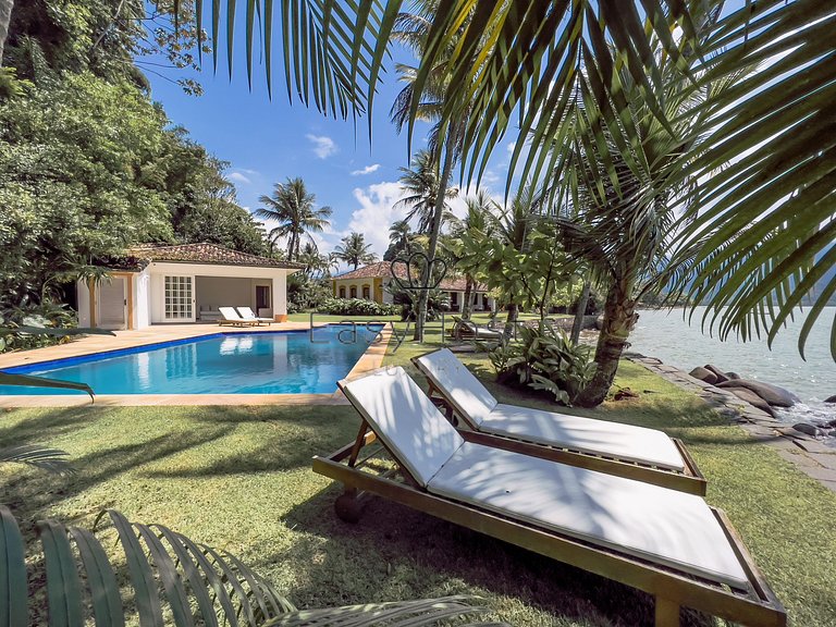 Casa pé na areia à venda em Paraty