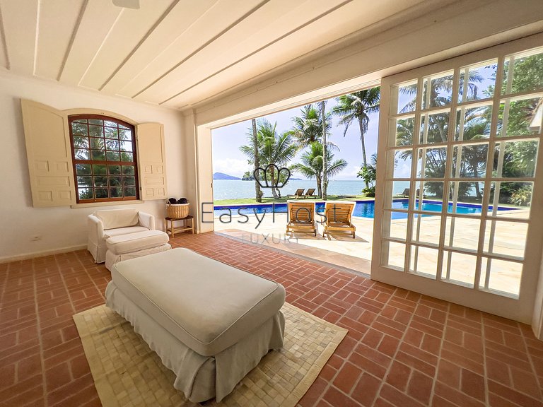 Casa pé na areia à venda em Paraty