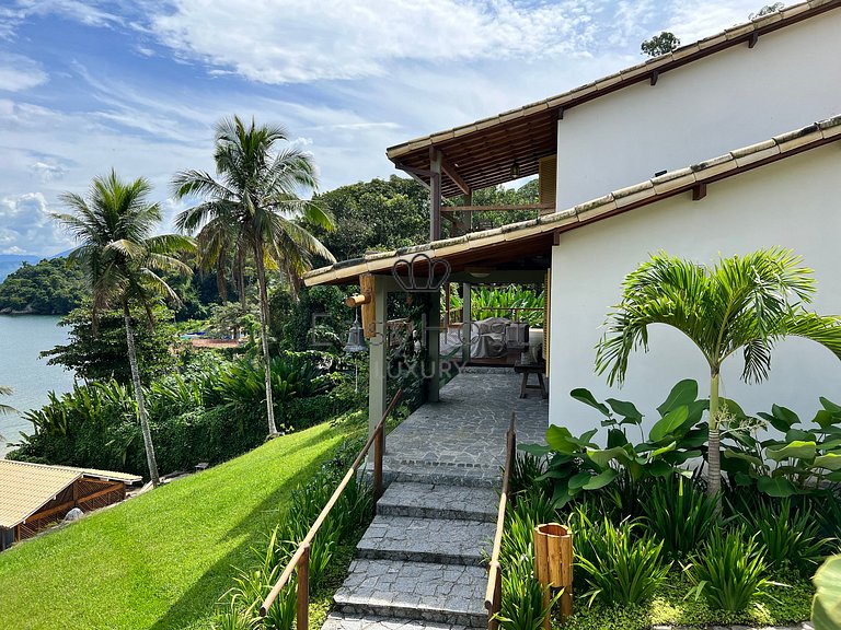 Aluguel de casa luxuosa em Angra com praia e piscina