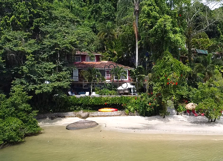 Beachfront house for sale in Angra dos Reis.