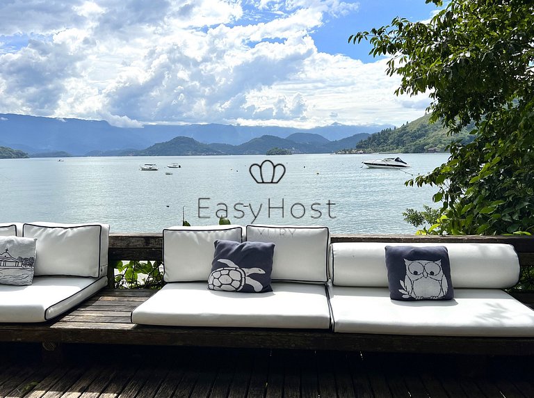 Casa frente al mar en venta en Angra dos Reis.