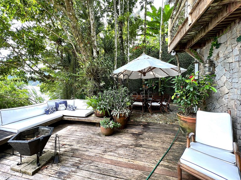 Beachfront house for sale in Angra dos Reis.