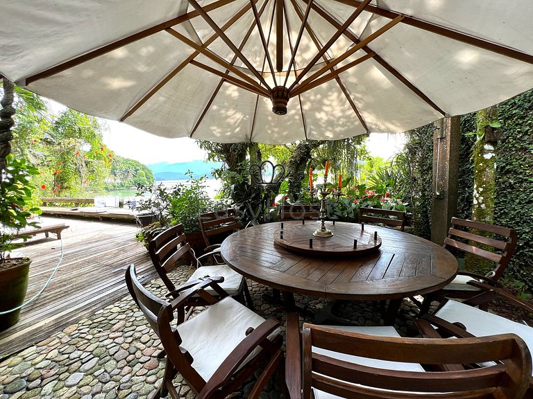 Beachfront house for sale in Angra dos Reis.