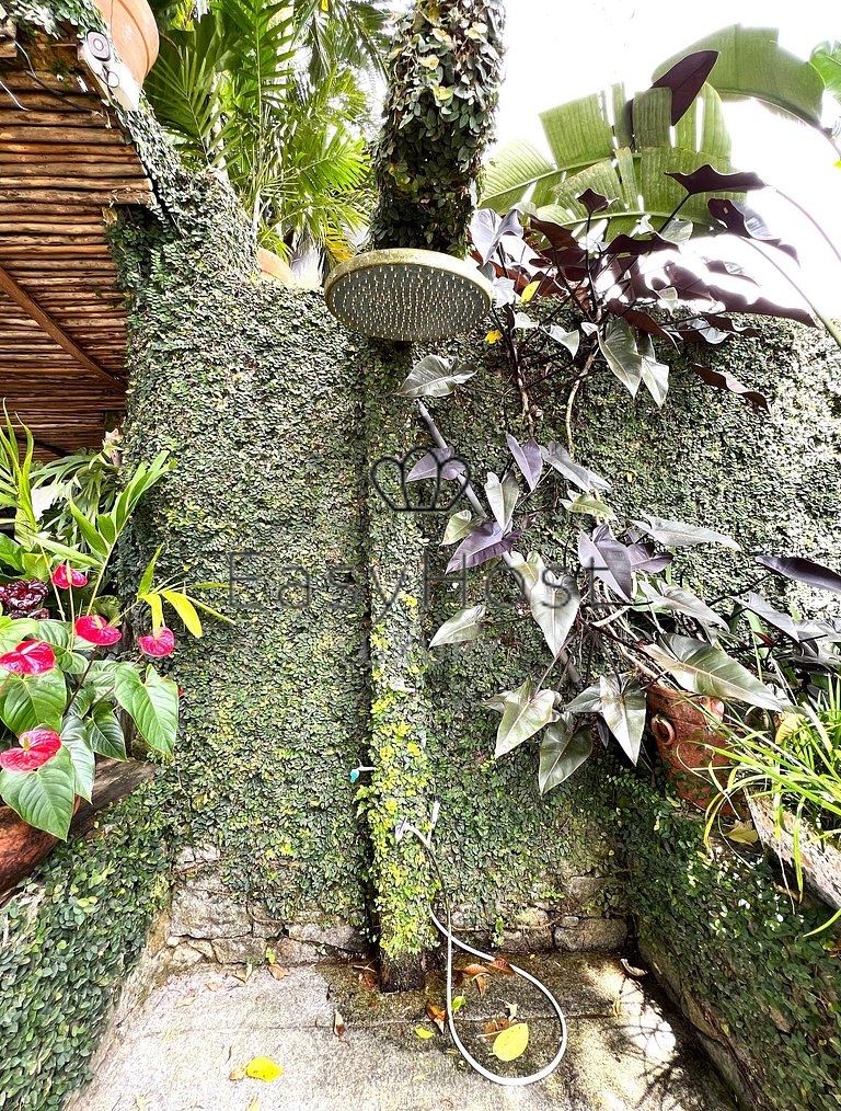 Beachfront house for sale in Angra dos Reis.