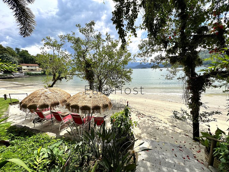 Beachfront house for sale in Angra dos Reis.