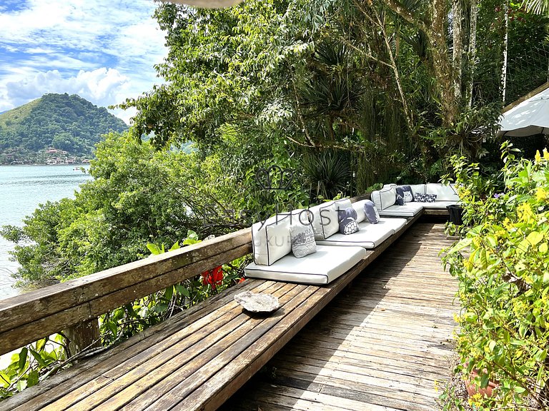 Casa frente al mar en venta en Angra dos Reis.