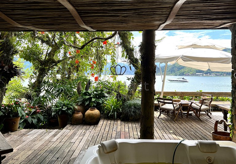 Casa frente al mar en venta en Angra dos Reis.