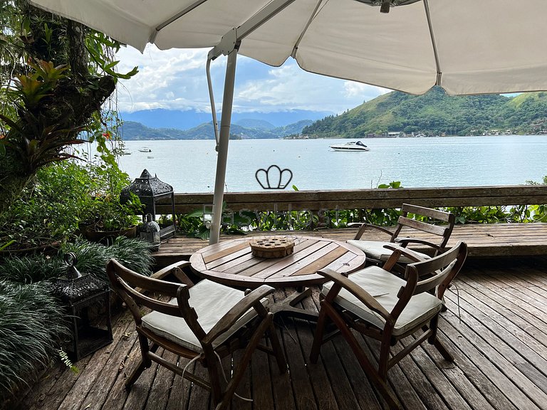 Casa frente al mar en venta en Angra dos Reis.