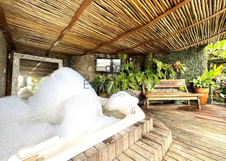 Casa frente al mar en venta en Angra dos Reis.