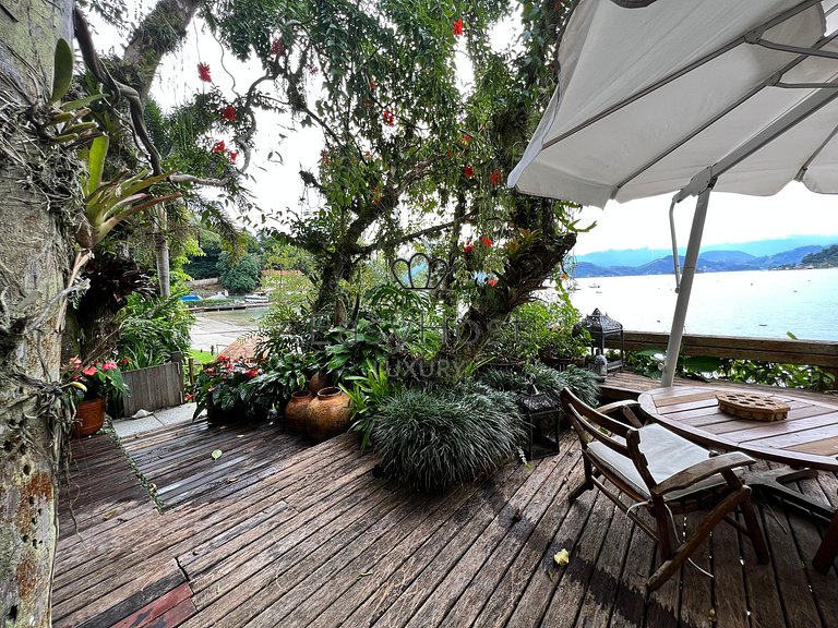 Casa frente al mar en venta en Angra dos Reis.