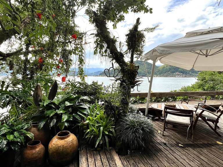 Beachfront house for sale in Angra dos Reis.