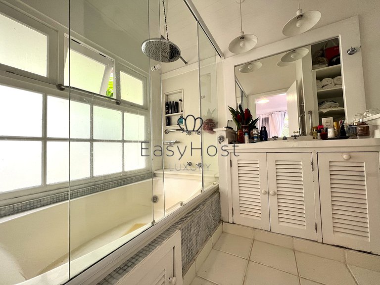 Beachfront house for sale in Angra dos Reis.