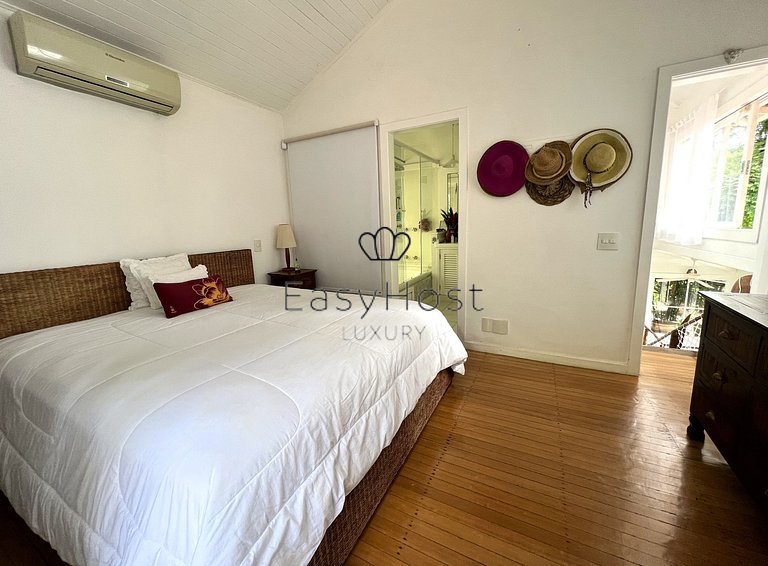 Casa frente al mar en venta en Angra dos Reis.