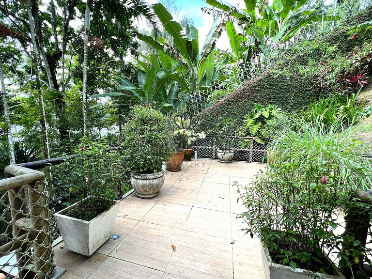 Beachfront house for sale in Angra dos Reis.