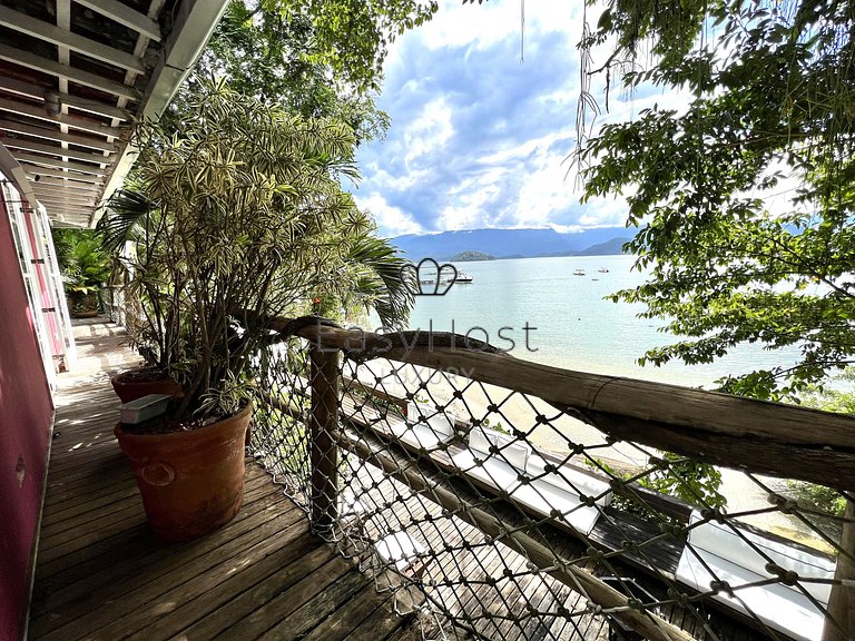 Beachfront house for sale in Angra dos Reis.