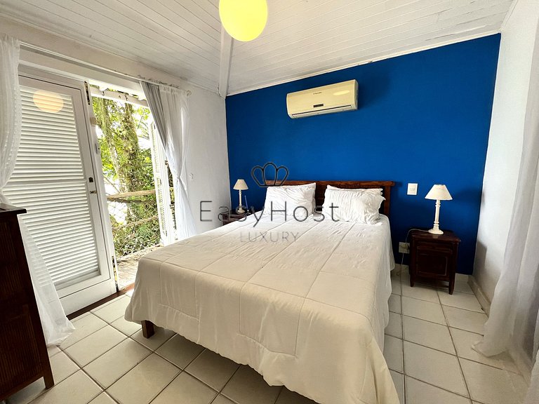 Beachfront house for sale in Angra dos Reis.