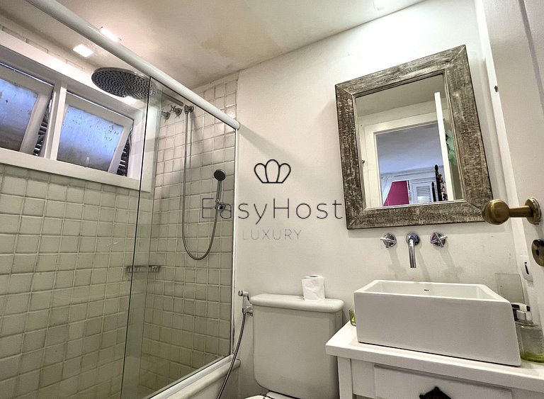 Beachfront house for sale in Angra dos Reis.