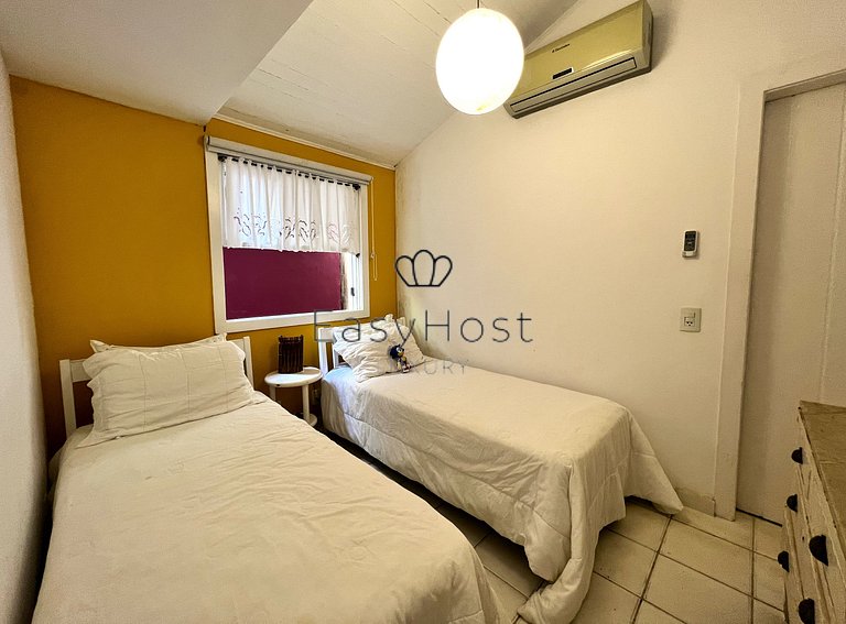 Beachfront house for sale in Angra dos Reis.