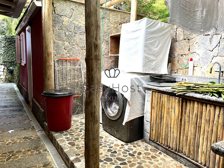 Beachfront house for sale in Angra dos Reis.