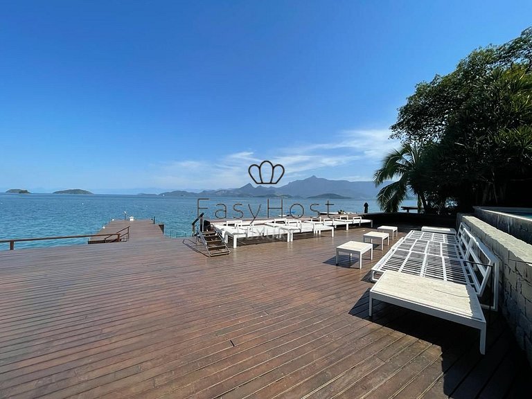 Casa à venda em Angra dos Reis, com praia e piscina