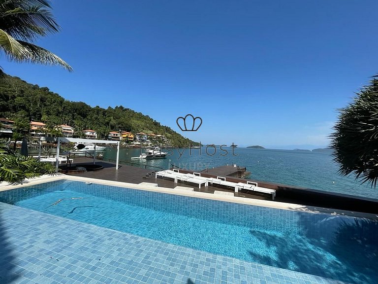 Casa à venda em Angra dos Reis, com praia e piscina