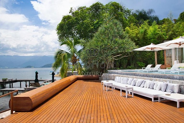 Casa en venta en Angra dos Reis, con playa y piscina.