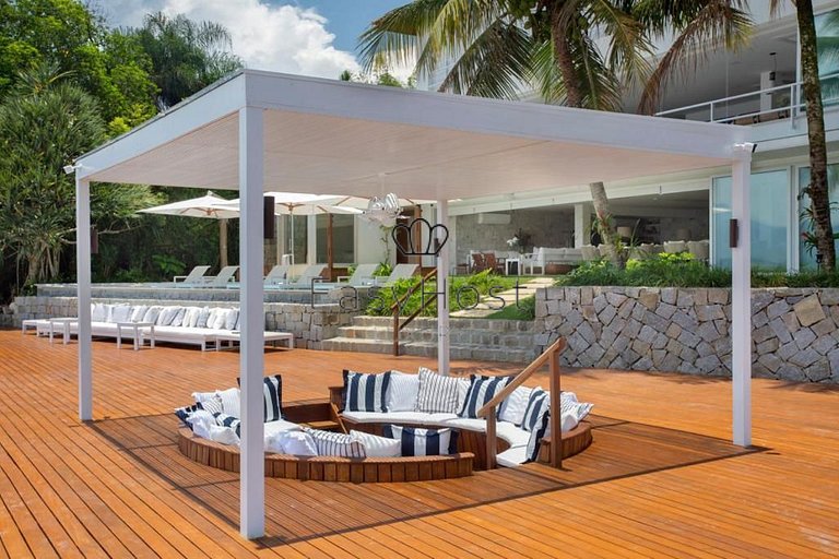 Casa à venda em Angra dos Reis, com praia e piscina