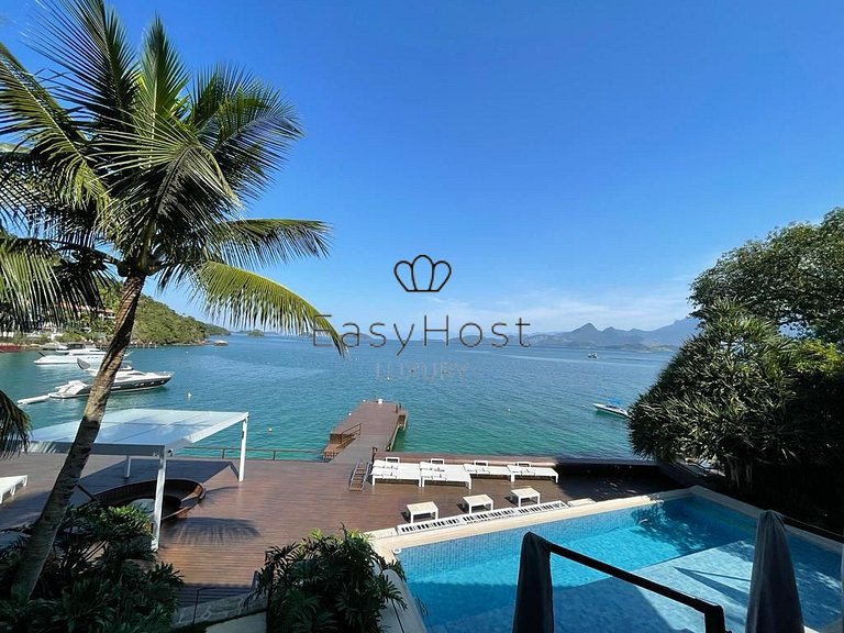 Casa à venda em Angra dos Reis, com praia e piscina