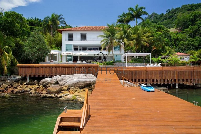Casa en venta en Angra dos Reis, con playa y piscina.