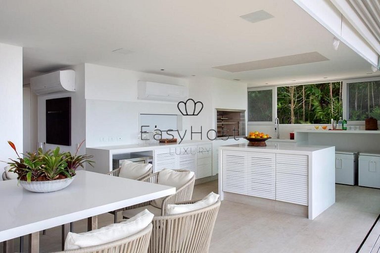 Casa à venda em Angra dos Reis, com praia e piscina