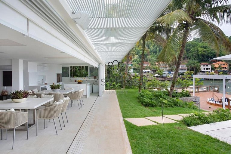 Casa à venda em Angra dos Reis, com praia e piscina