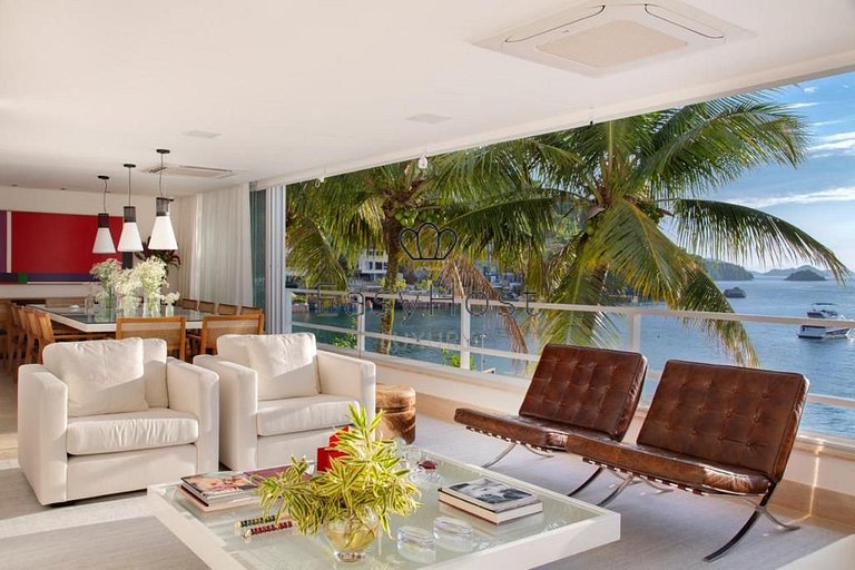 Casa à venda em Angra dos Reis, com praia e piscina