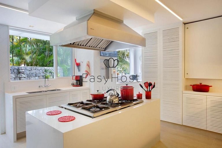 House for sale in Angra dos Reis, with beach and pool.