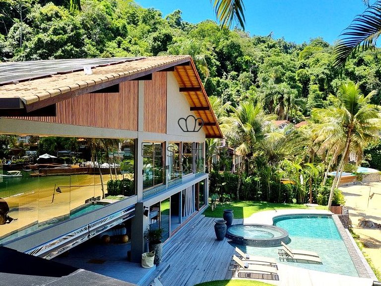 Casa frente al mar en venta con piscina y acceso al mar.