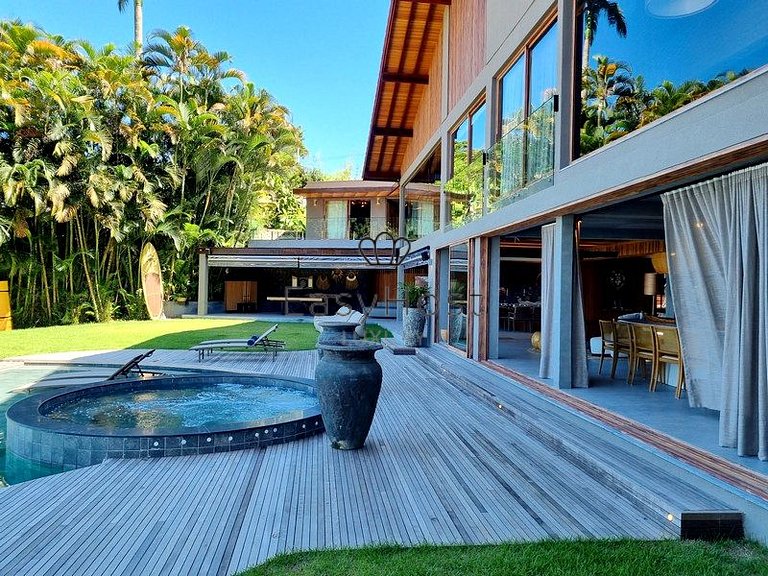 Casa frente al mar en venta con piscina y acceso al mar.