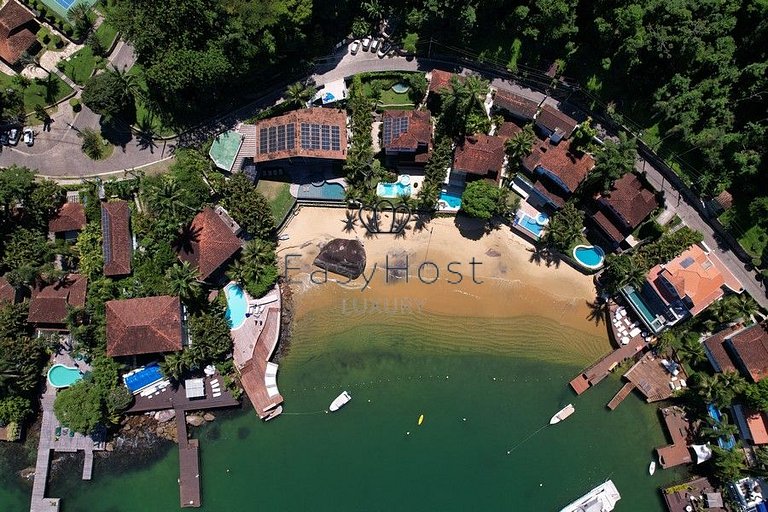 Casa frente al mar en venta con piscina y acceso al mar.