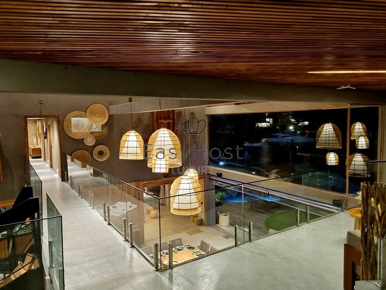 Casa frente al mar en venta con piscina y acceso al mar.