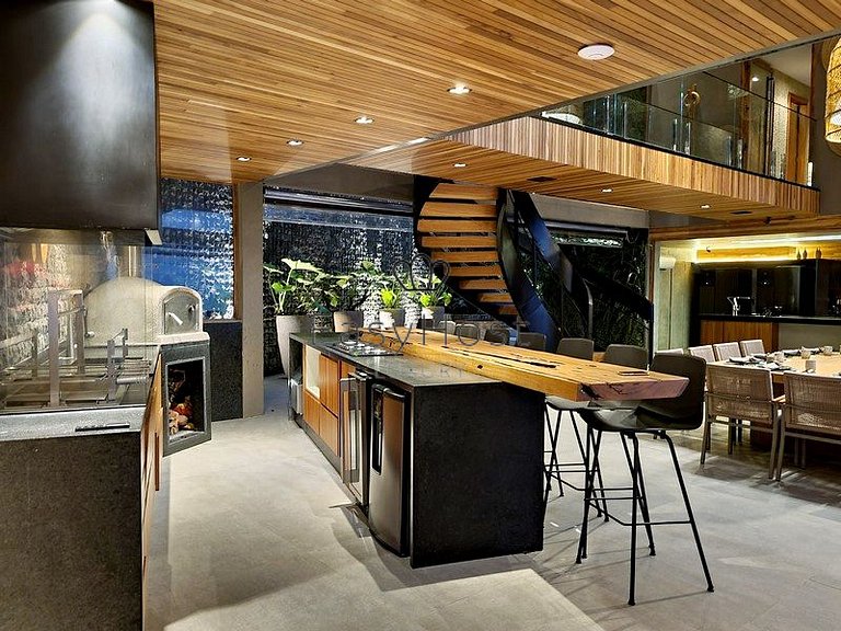 Casa frente al mar en venta con piscina y acceso al mar.