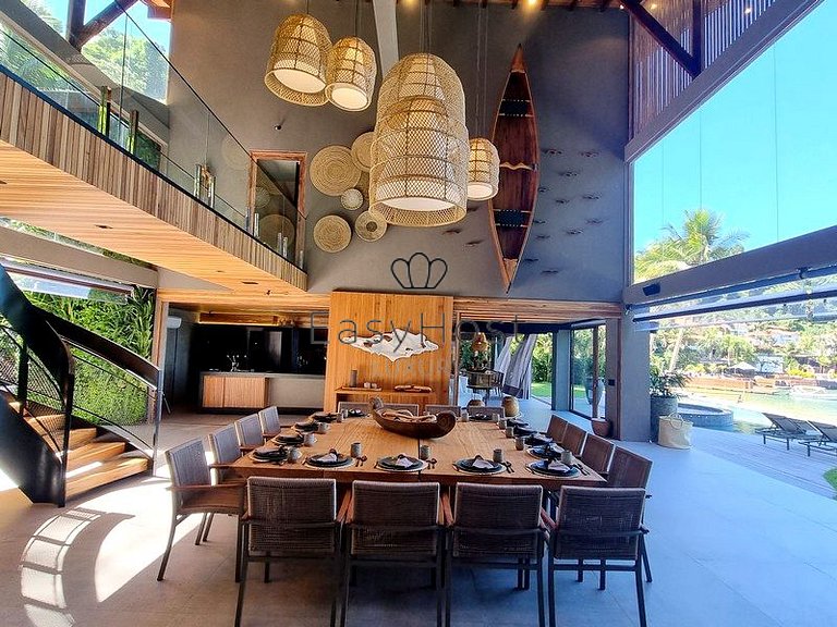 Casa frente al mar en venta con piscina y acceso al mar.