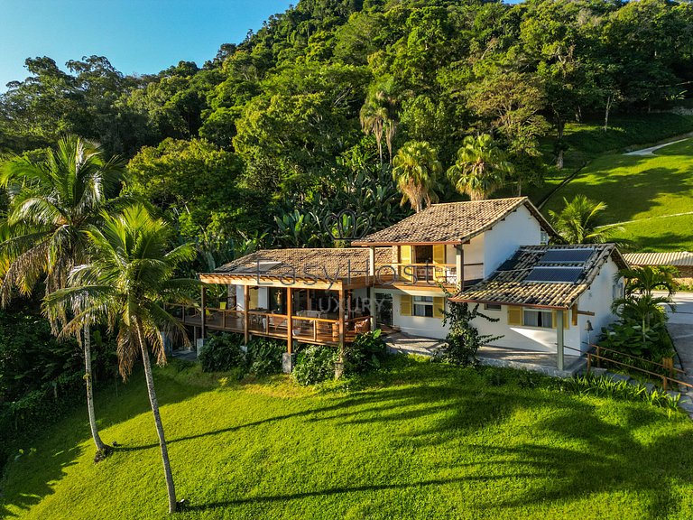 Aluguel de casa luxuosa em Angra com praia e piscina