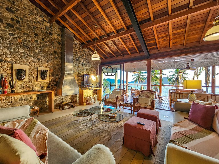 Luxury house rental in Angra dos Reis with beach and pool