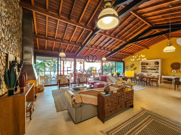 Aluguel de casa luxuosa em Angra com praia e piscina