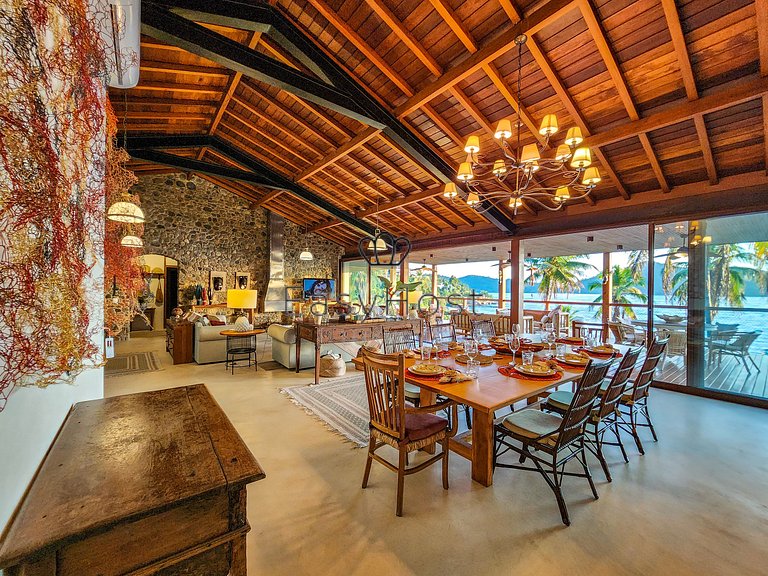 Aluguel de casa luxuosa em Angra com praia e piscina