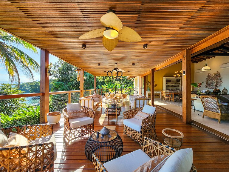 Aluguel de casa luxuosa em Angra com praia e piscina