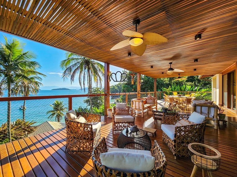 Aluguel de casa luxuosa em Angra com praia e piscina