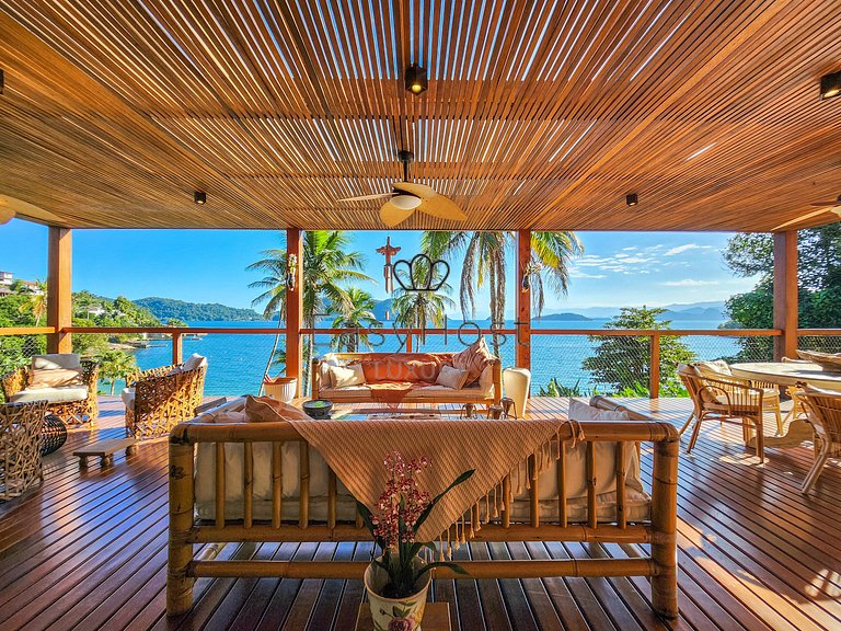 Aluguel de casa luxuosa em Angra com praia e piscina
