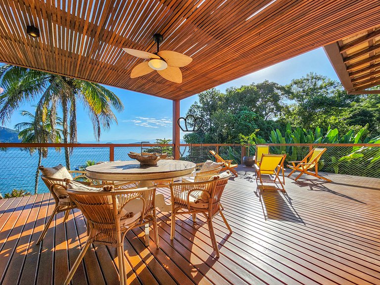 Aluguel de casa luxuosa em Angra com praia e piscina