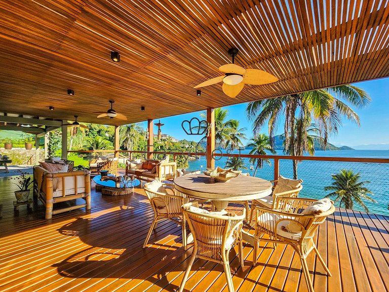 Aluguel de casa luxuosa em Angra com praia e piscina