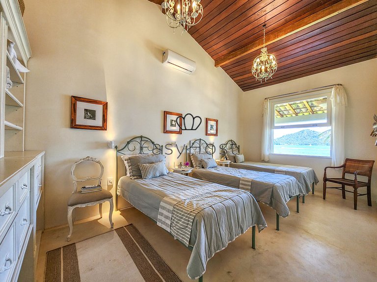 Aluguel de casa luxuosa em Angra com praia e piscina